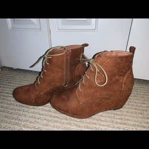 Brown Ankle boots w/ Heel!